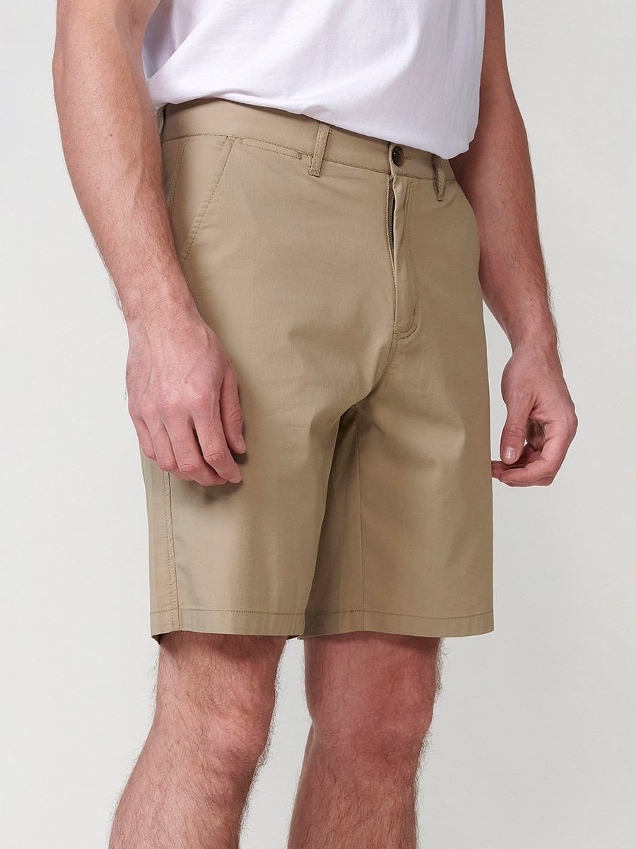 Bermuda estilo chino en tejido tecnico para hombre en color beige