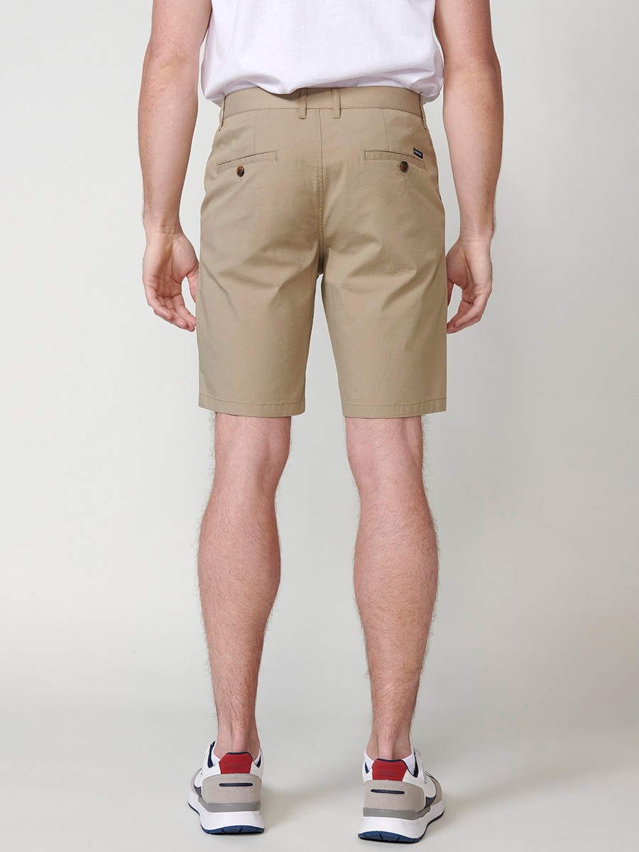 Bermuda estilo chino en tejido tecnico para hombre en color beige