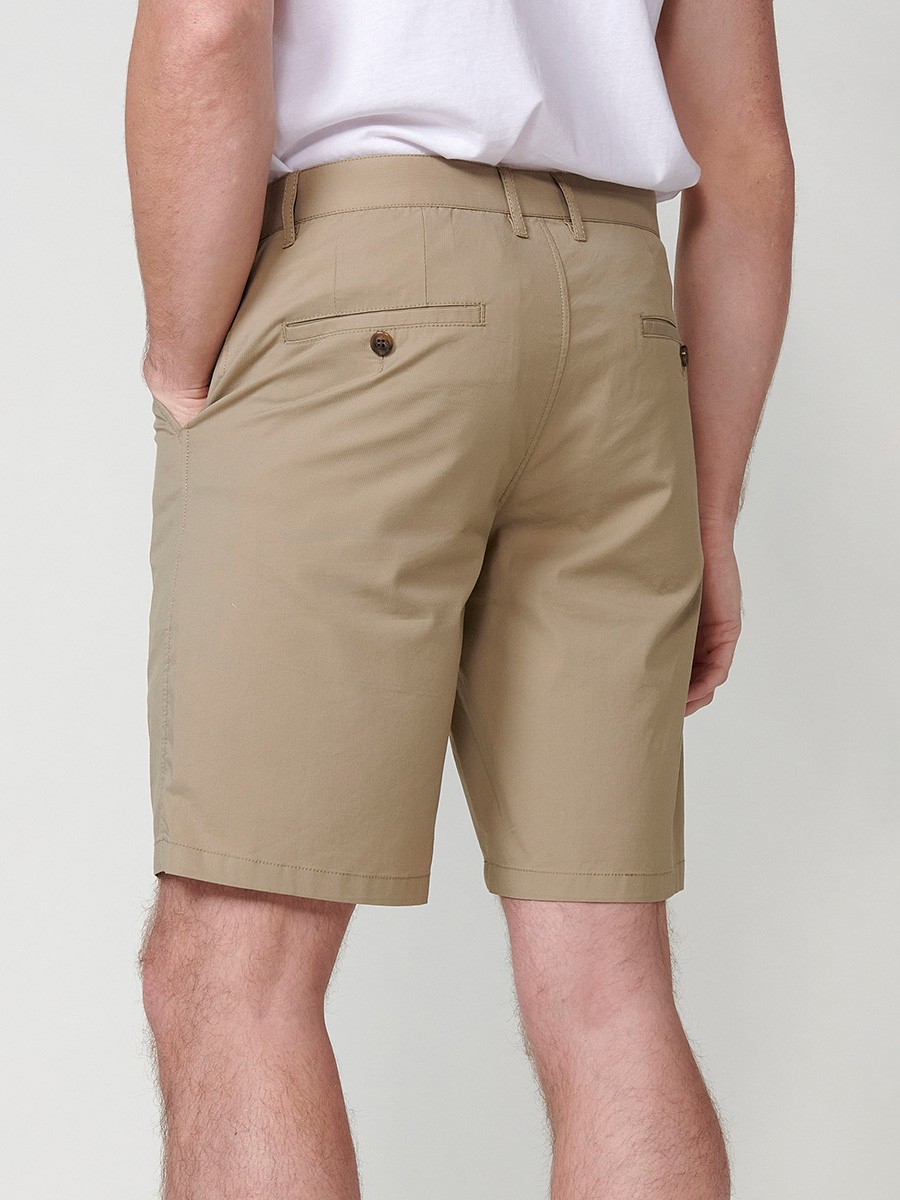 Bermuda estilo chino en tejido tecnico para hombre en color beige