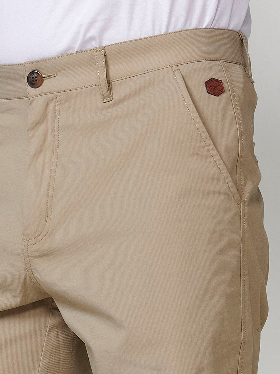 Bermuda estilo chino en tejido tecnico para hombre en color beige