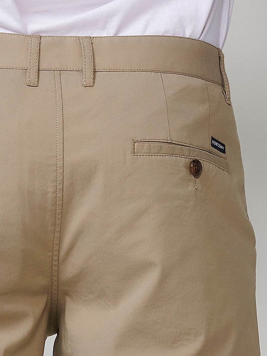 Bermuda estilo chino en tejido tecnico para hombre en color beige