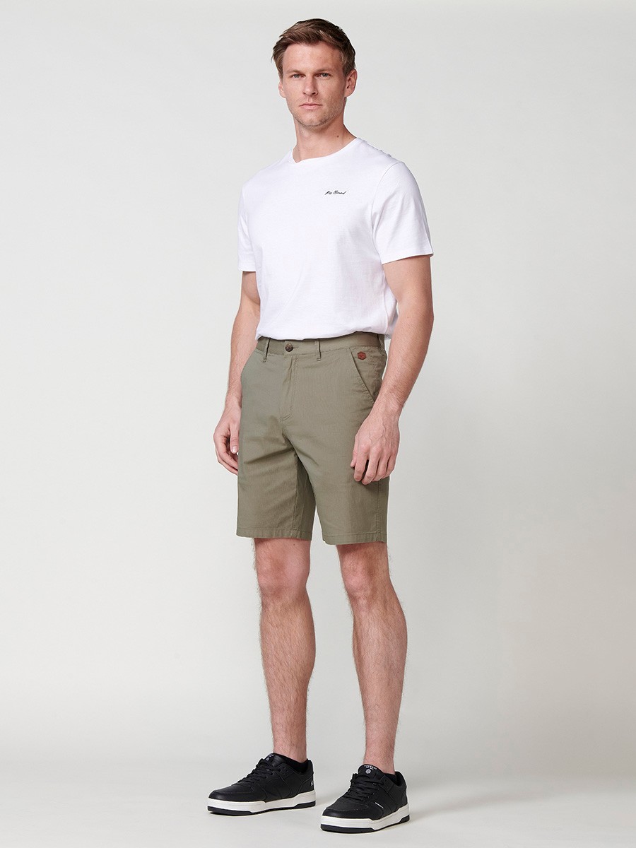 Bermuda estilo chino en tejido tecnico para hombre en color verde