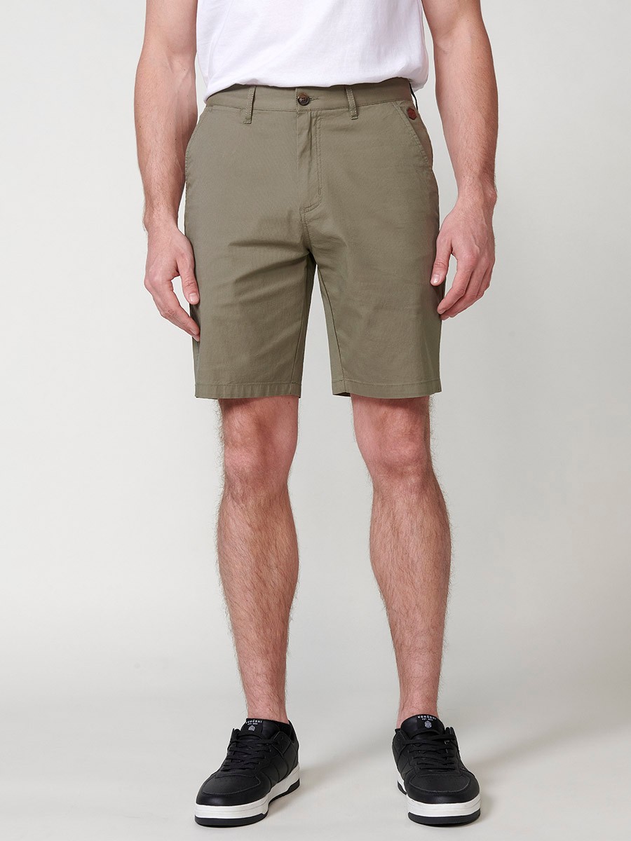 Bermuda estilo chino en tejido tecnico para hombre en color verde