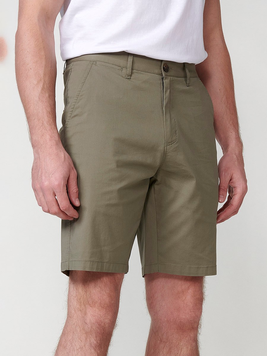 Bermuda estilo chino en tejido tecnico para hombre en color verde