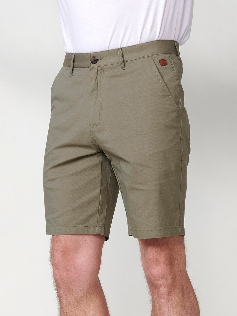 Bermuda estilo chino en tejido tecnico para hombre en color verde