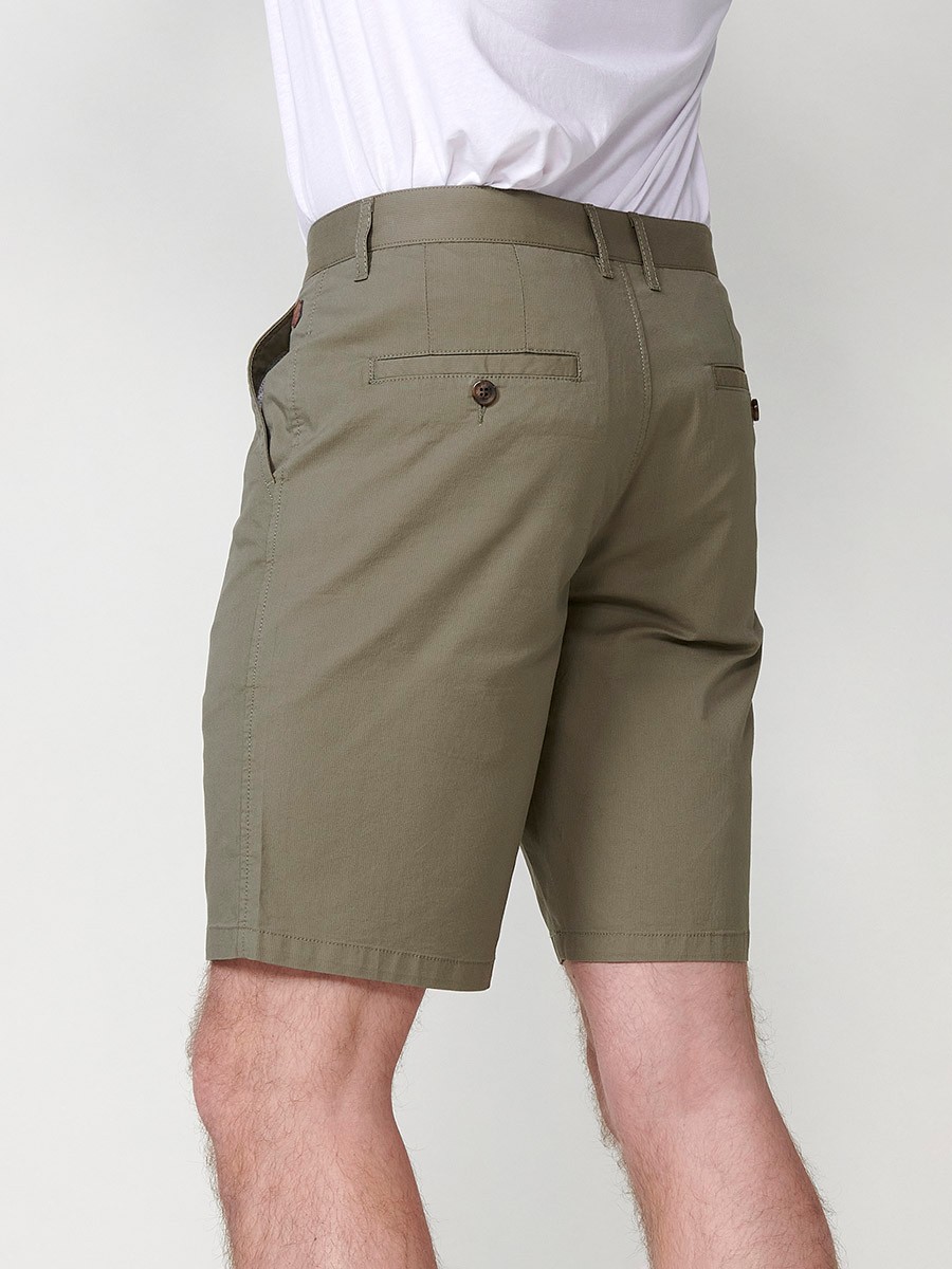 Bermuda estilo chino en tejido tecnico para hombre en color verde