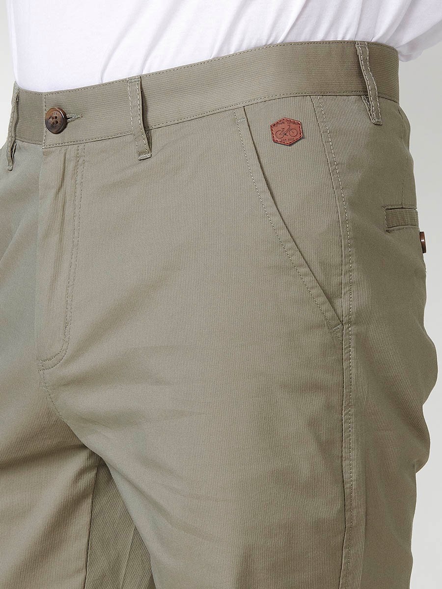 Bermuda estilo chino en tejido tecnico para hombre en color verde