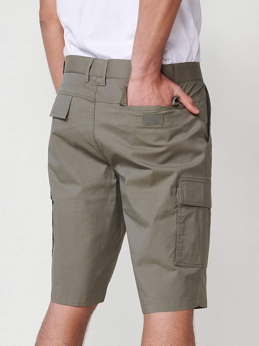 Bermuda cargo homme en tissu technique stretch beige