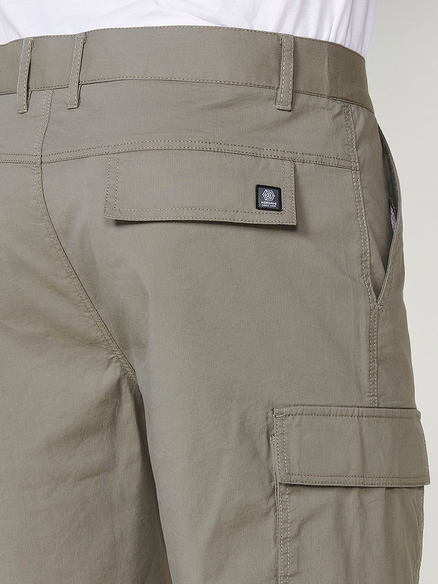 Bermuda cargo homme en tissu technique stretch beige