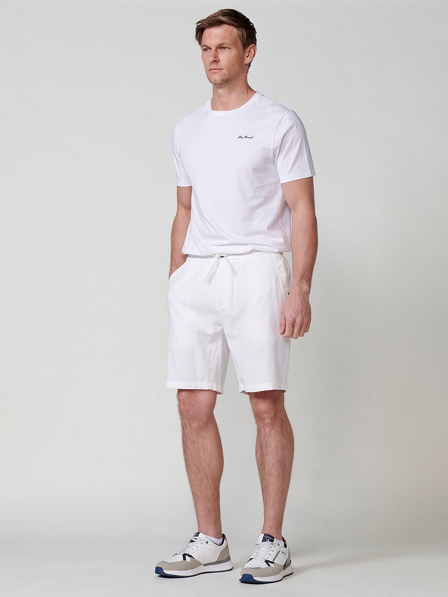 Bermuda confort fit en lino para hombre en color off-white