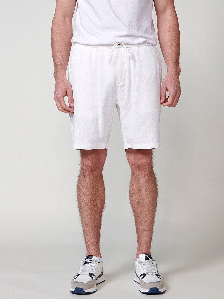 Bermuda confort fit en lino para hombre en color off-white