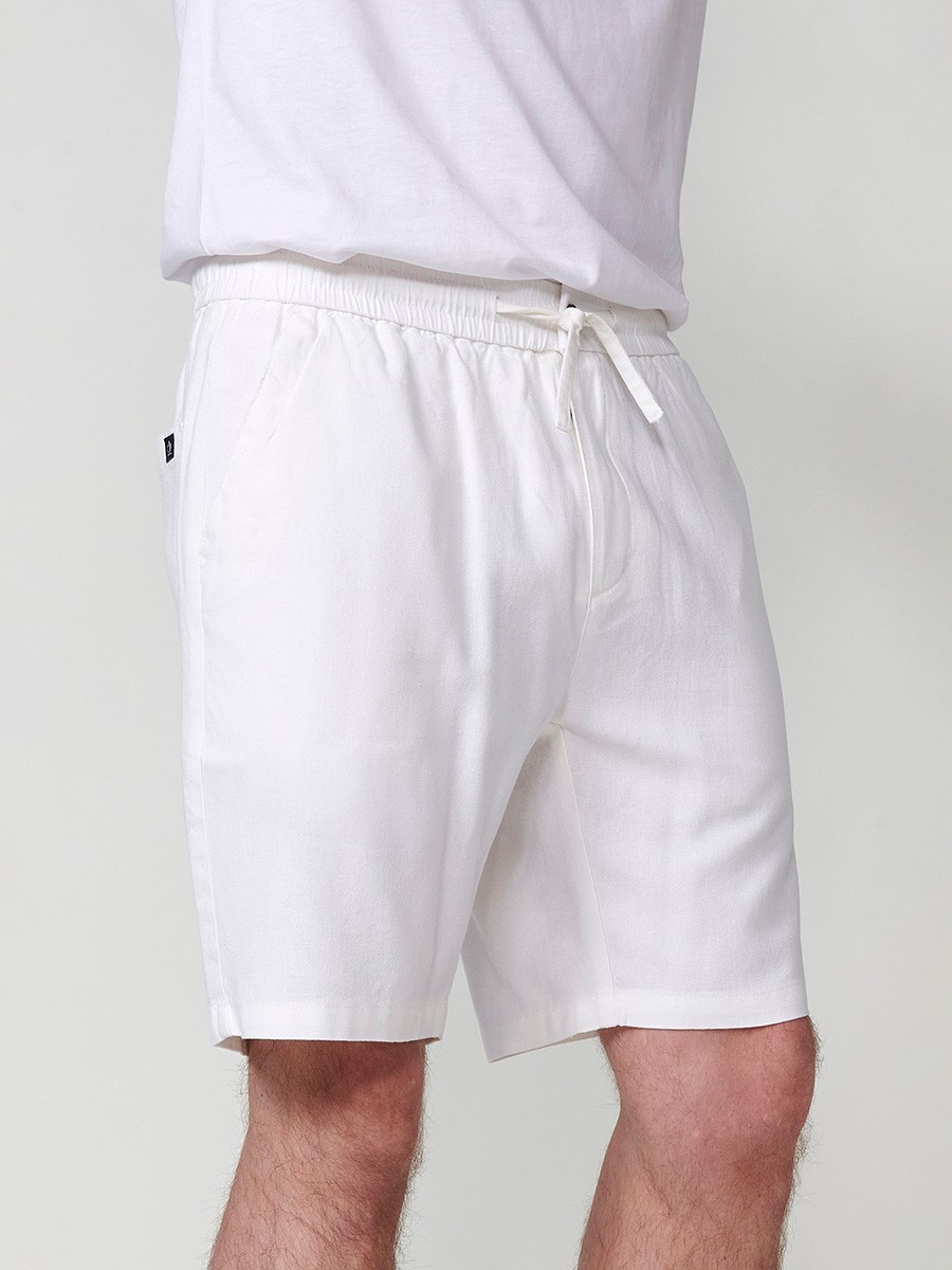 Bermuda confort fit en lino para hombre en color off-white