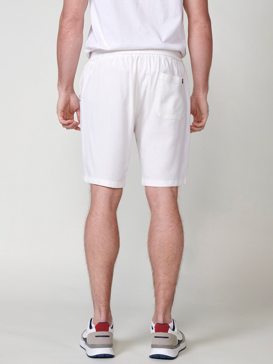 Bermuda confort fit en lino para hombre en color off-white