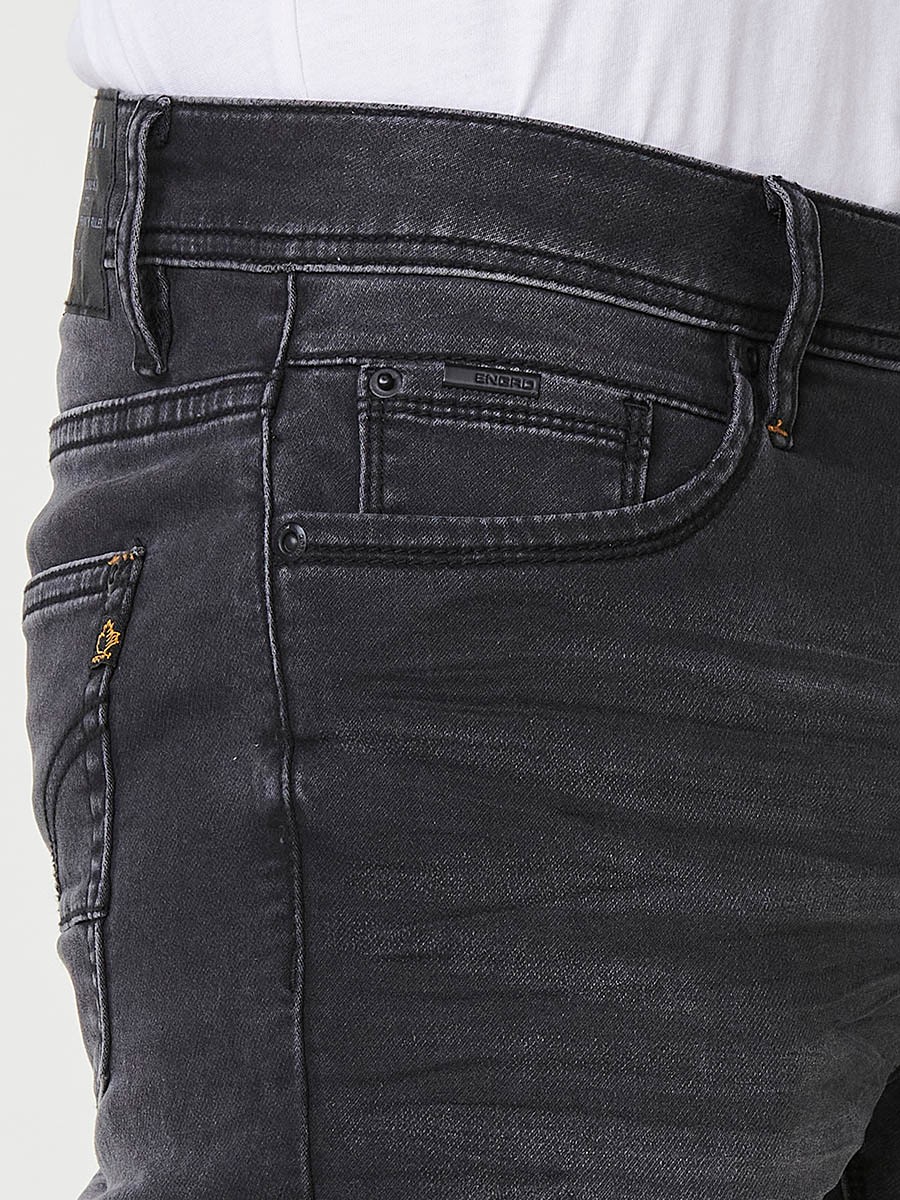 Bermuda denim regular fit con cierre frontal con cremallera y botón con cinco bolsillos con efecto desgastado y bajos con vuelta sin fijar para hombre de color black denim