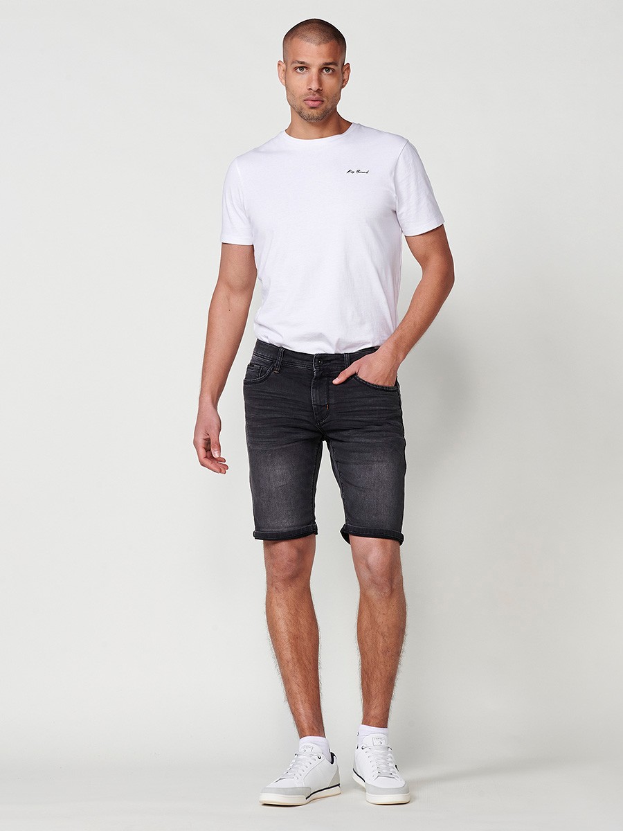 Bermuda denim regular fit con cierre frontal con cremallera y botón con cinco bolsillos con efecto desgastado y bajos con vuelta sin fijar para hombre de color black denim