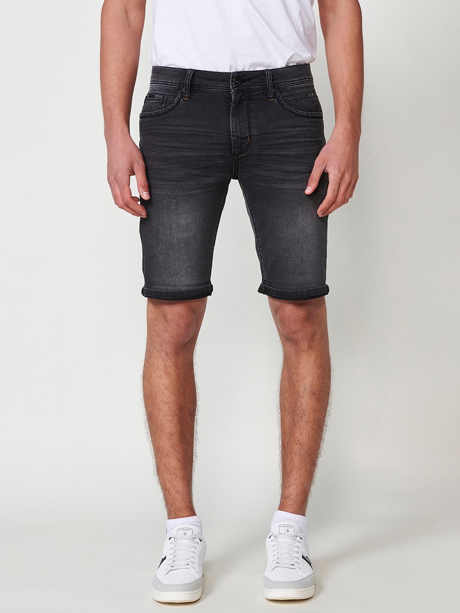 Bermuda denim regular fit con cierre frontal con cremallera y botón con cinco bolsillos con efecto desgastado y bajos con vuelta sin fijar para hombre de color black denim