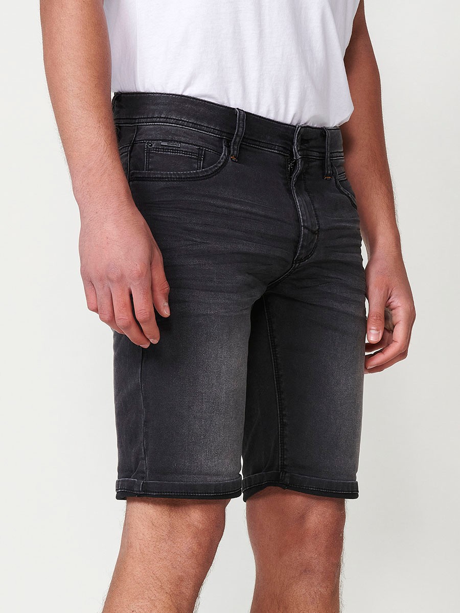 Bermuda denim regular fit con cierre frontal con cremallera y botón con cinco bolsillos con efecto desgastado y bajos con vuelta sin fijar para hombre de color black denim