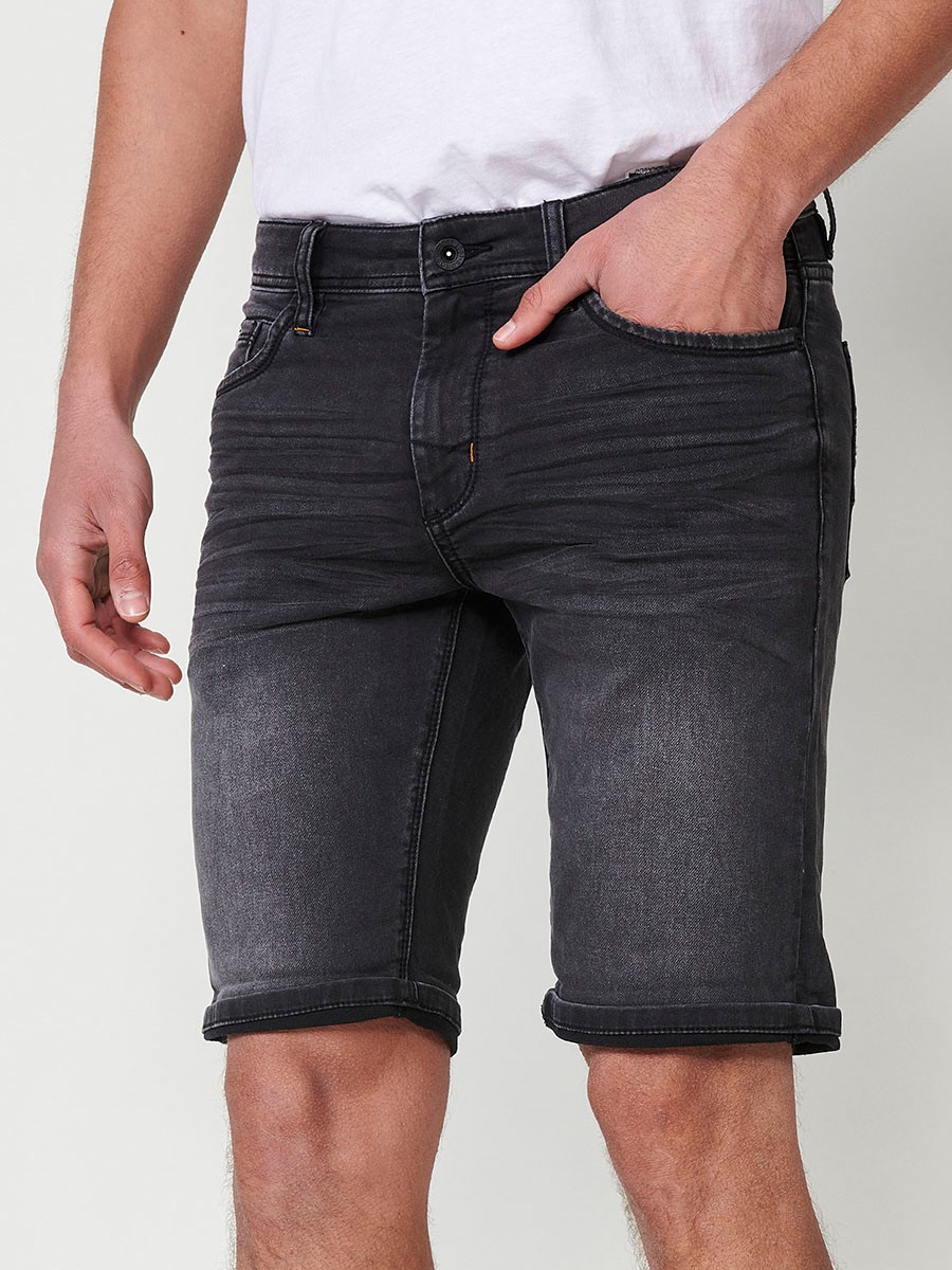 Bermuda denim regular fit con cierre frontal con cremallera y botón con cinco bolsillos con efecto desgastado y bajos con vuelta sin fijar para hombre de color black denim