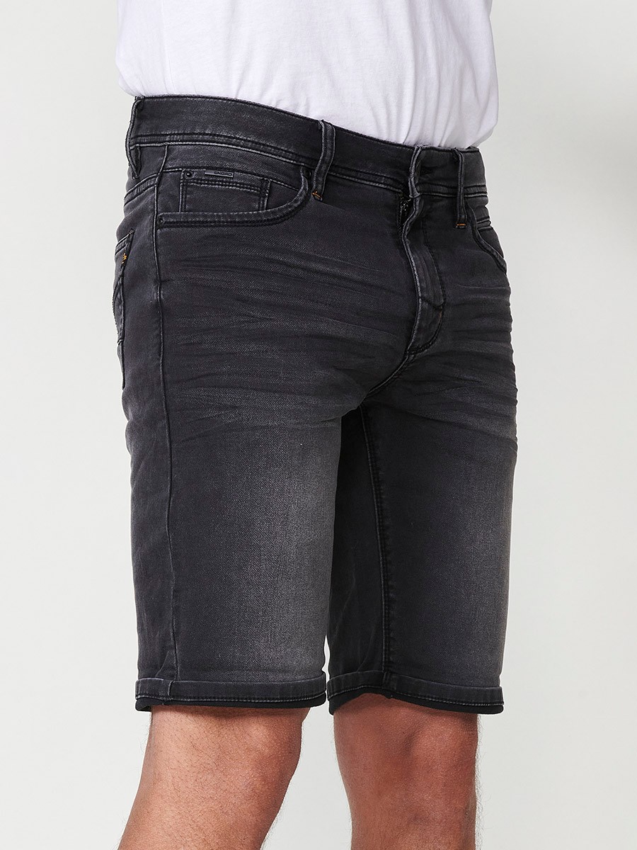 Bermuda denim regular fit con cierre frontal con cremallera y botón con cinco bolsillos con efecto desgastado y bajos con vuelta sin fijar para hombre de color black denim