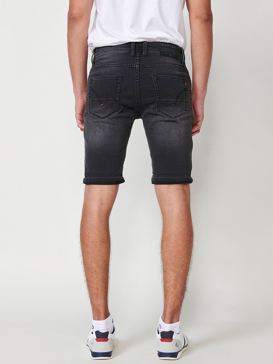 Bermuda denim regular fit con cierre frontal con cremallera y botón con cinco bolsillos con efecto desgastado y bajos con vuelta sin fijar para hombre de color black denim