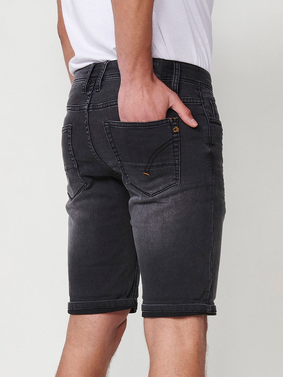 Bermuda denim regular fit con cierre frontal con cremallera y botón con cinco bolsillos con efecto desgastado y bajos con vuelta sin fijar para hombre de color black denim