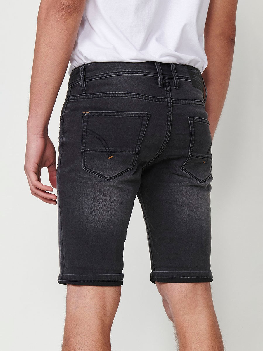 Bermuda denim regular fit con cierre frontal con cremallera y botón con cinco bolsillos con efecto desgastado y bajos con vuelta sin fijar para hombre de color black denim