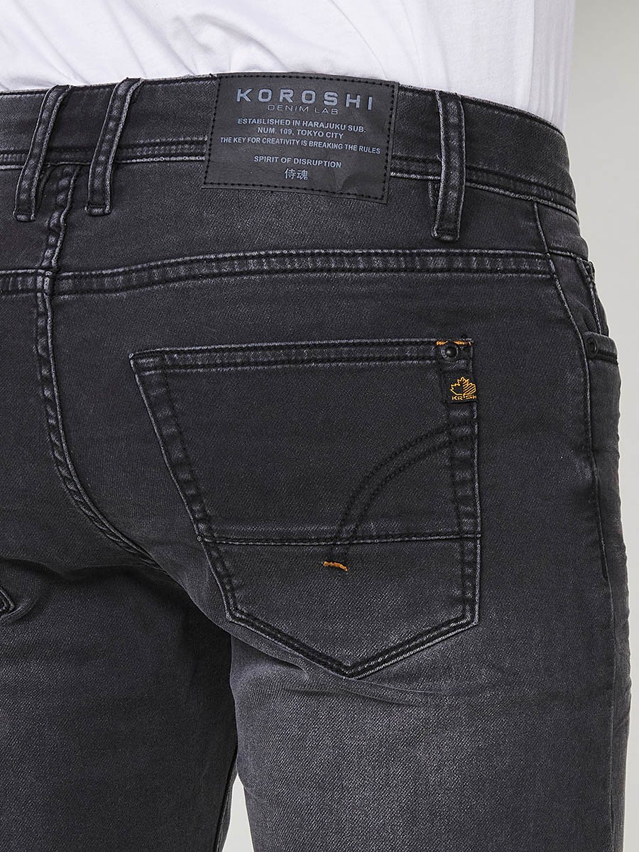 Bermuda denim regular fit con cierre frontal con cremallera y botón con cinco bolsillos con efecto desgastado y bajos con vuelta sin fijar para hombre de color black denim