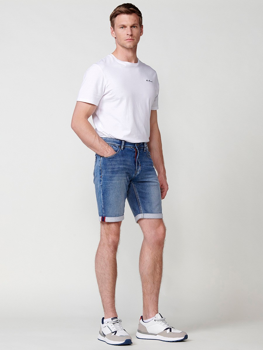 Bermuda denim regular fit con cierre frontal con cremallera y botón con cinco bolsillos efecto desgastado con bajos con vuelta sin fijar para hombre de color azul