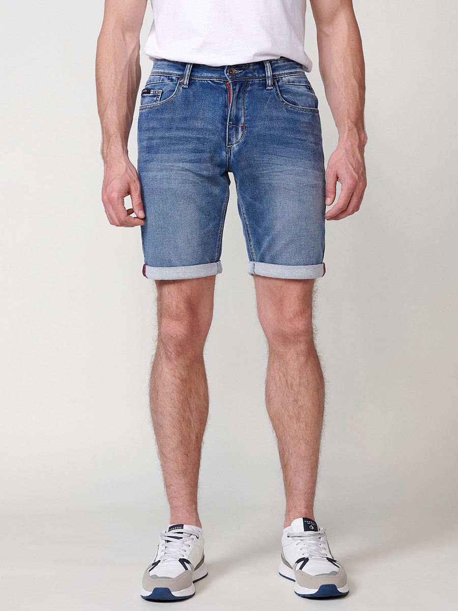 Bermuda denim regular fit con cierre frontal con cremallera y botón con cinco bolsillos efecto desgastado con bajos con vuelta sin fijar para hombre de color azul