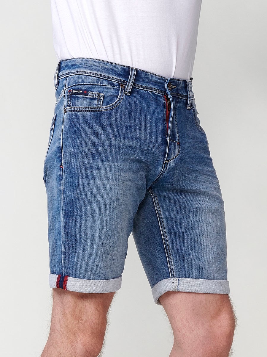 Bermuda denim regular fit con cierre frontal con cremallera y botón con cinco bolsillos efecto desgastado con bajos con vuelta sin fijar para hombre de color azul