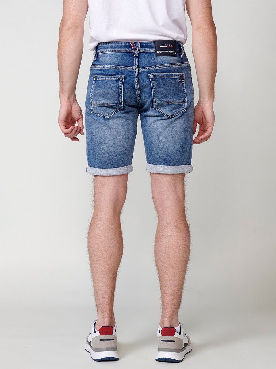 Bermuda denim regular fit con cierre frontal con cremallera y botón con cinco bolsillos efecto desgastado con bajos con vuelta sin fijar para hombre de color azul