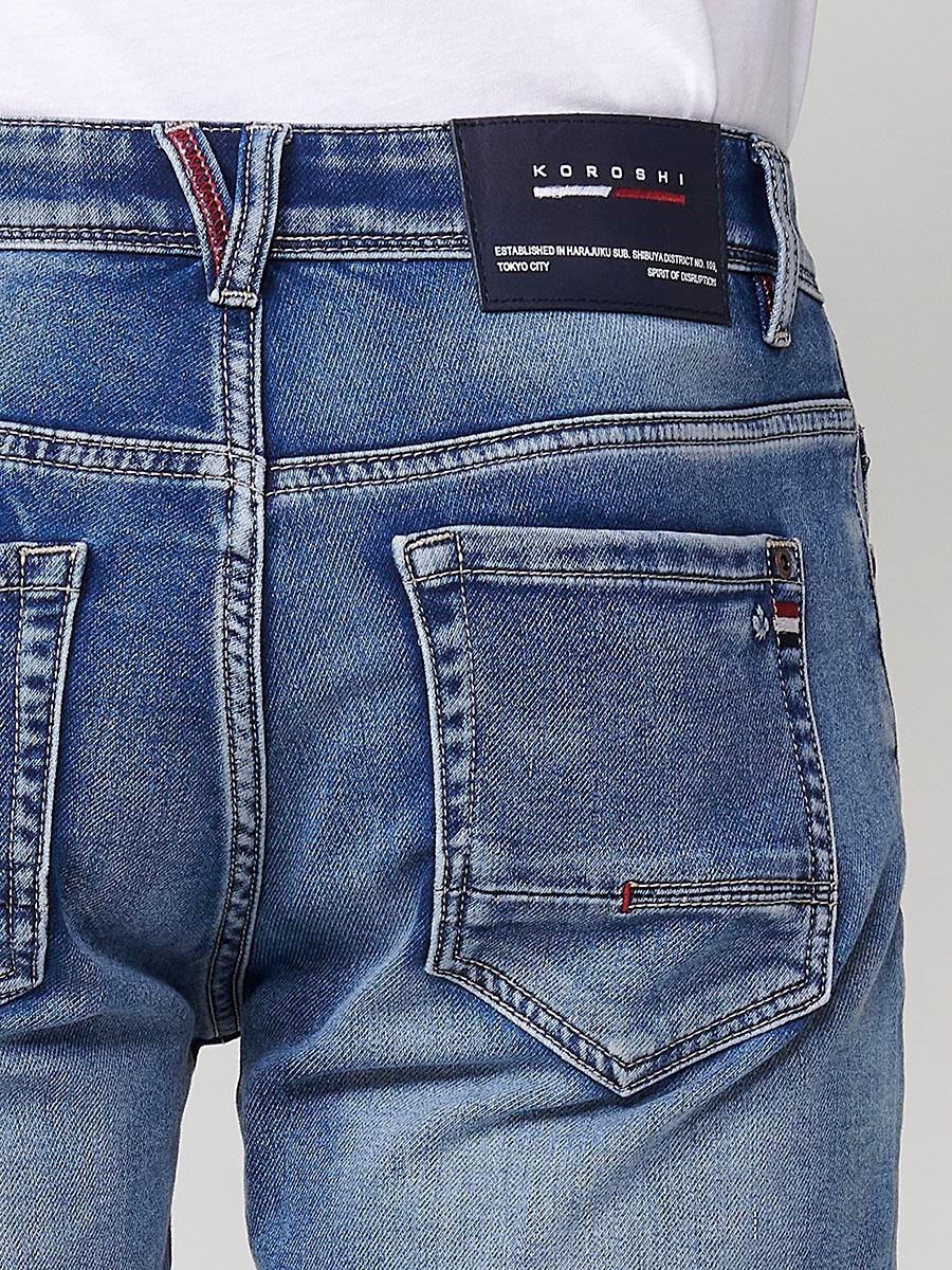 Bermuda denim regular fit con cierre frontal con cremallera y botón con cinco bolsillos efecto desgastado con bajos con vuelta sin fijar para hombre de color azul