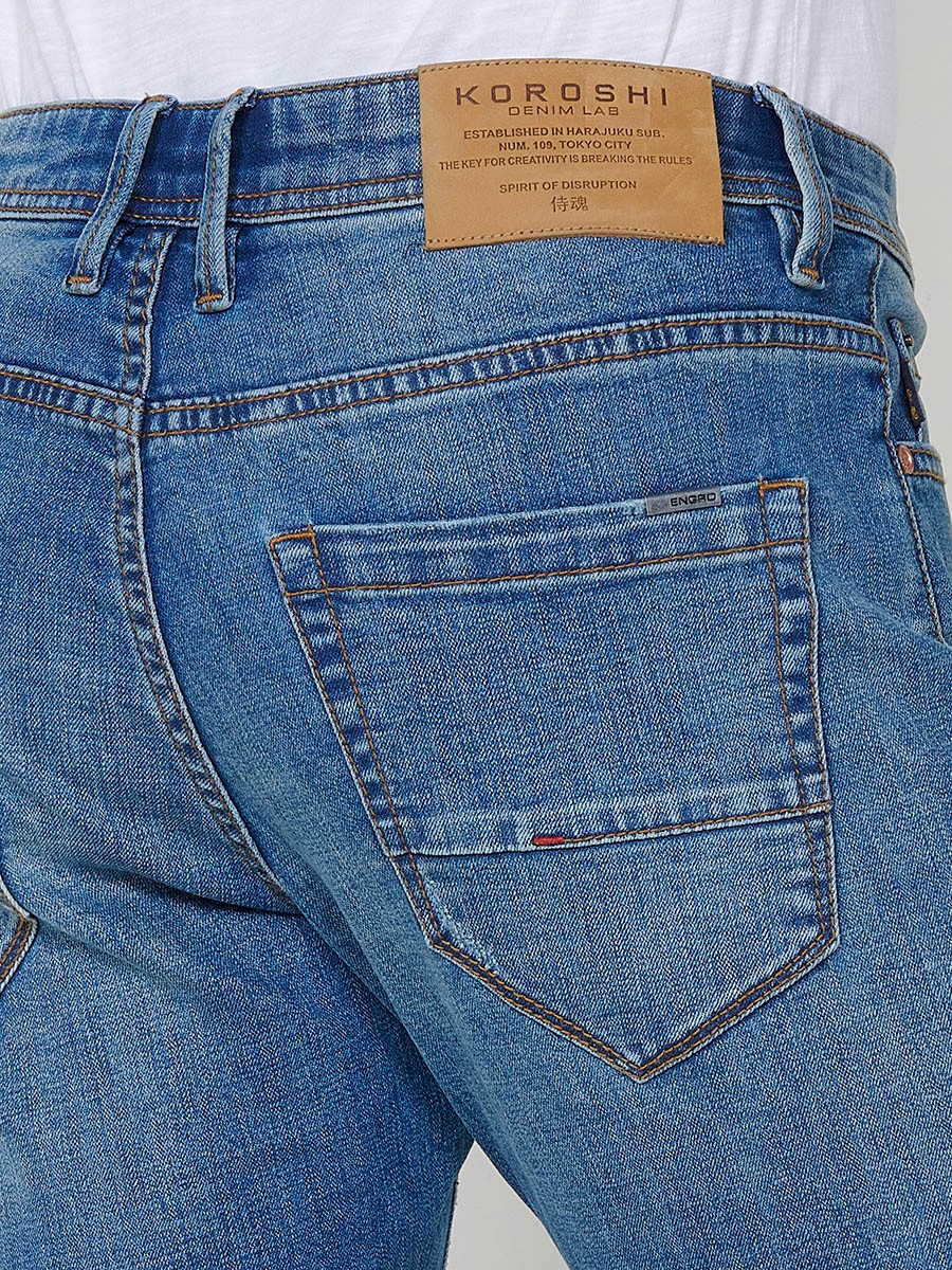 Bermuda Denim Regular Fit con Cinco Bolsillos y Efecto Lavado Desgastado con Pequeños Rotos en Color Azul Claro para Hombre 6