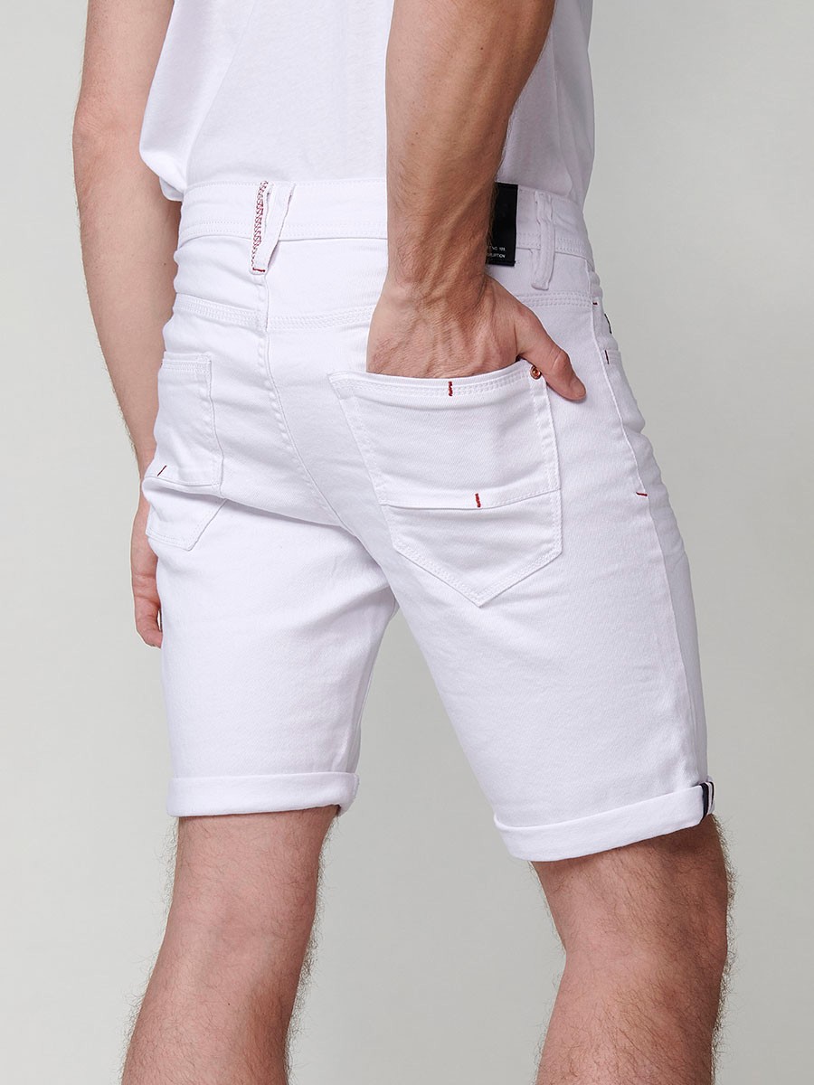 Bermuda denim regular fit para hombre en blanco