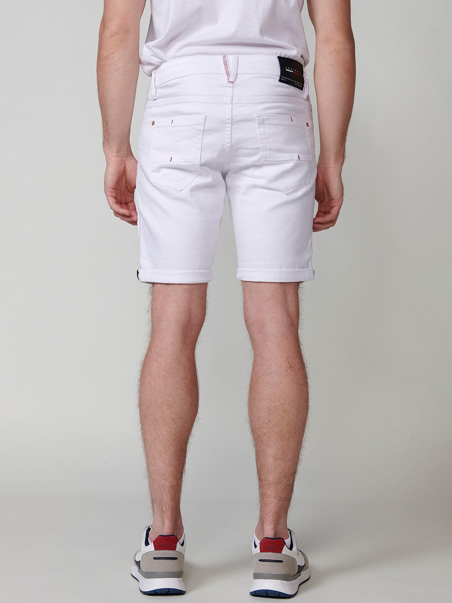 Bermuda denim regular fit para hombre en blanco