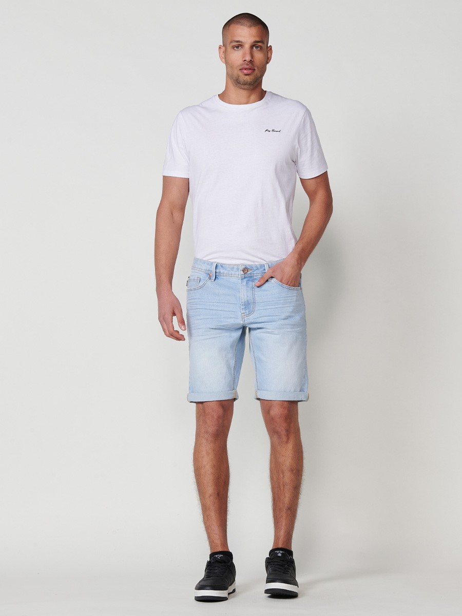 Bermuda denim relaxed fit con cierre frontal con cremallera y botón con cinco bolsillos y efecto desgastado con bajos con vuelta sin fijar para hombre de color azul claro