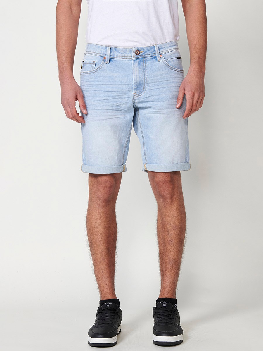 Bermuda denim relaxed fit con cierre frontal con cremallera y botón con cinco bolsillos y efecto desgastado con bajos con vuelta sin fijar para hombre de color azul claro