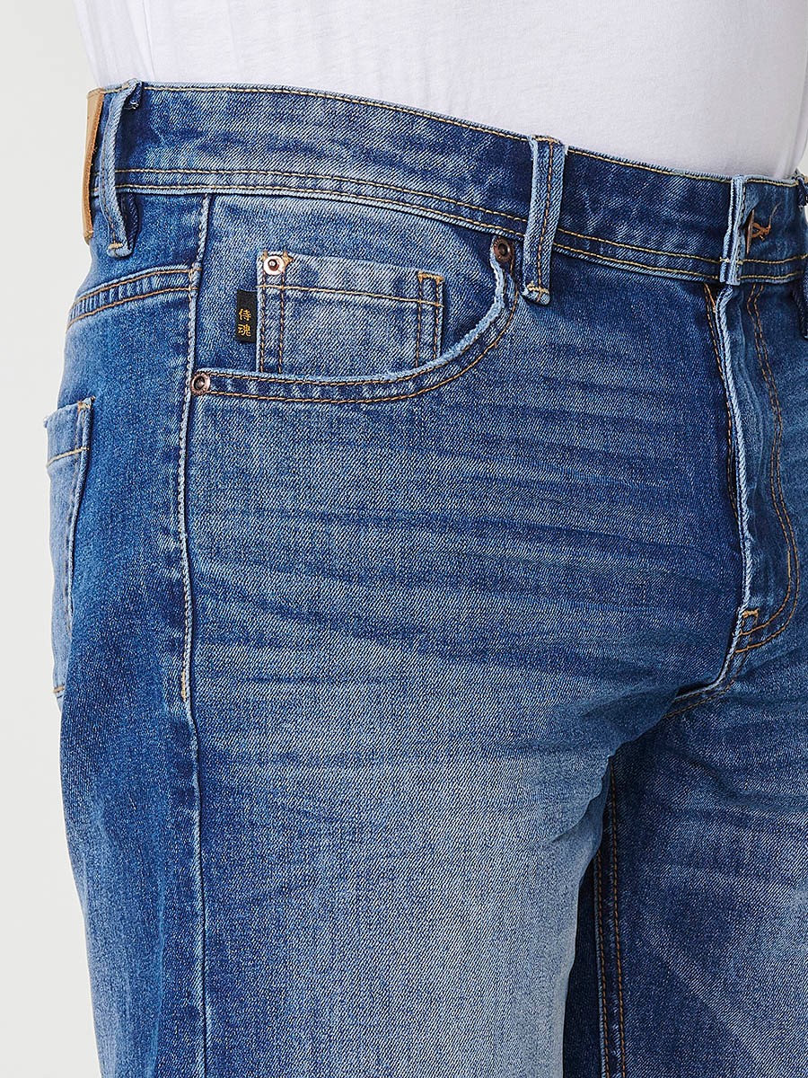 Bermuda denim relaxed fit con cierre frontal con cremallera y botón con cinco bolsillos efecto desgastado con bajos con vuelta sin fijar para hombre de color de azul medio