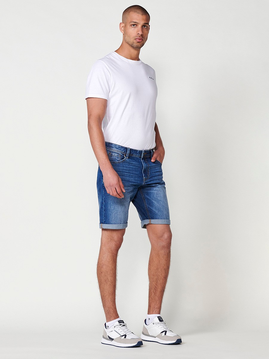 Bermuda denim relaxed fit con cierre frontal con cremallera y botón con cinco bolsillos efecto desgastado con bajos con vuelta sin fijar para hombre de color de azul medio