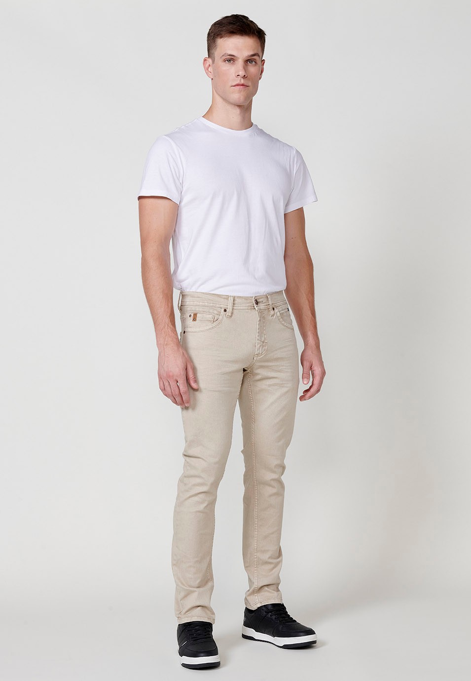 Pantalon long droit coupe classique avec cinq poches et une poche de couleur Stone pour Homme