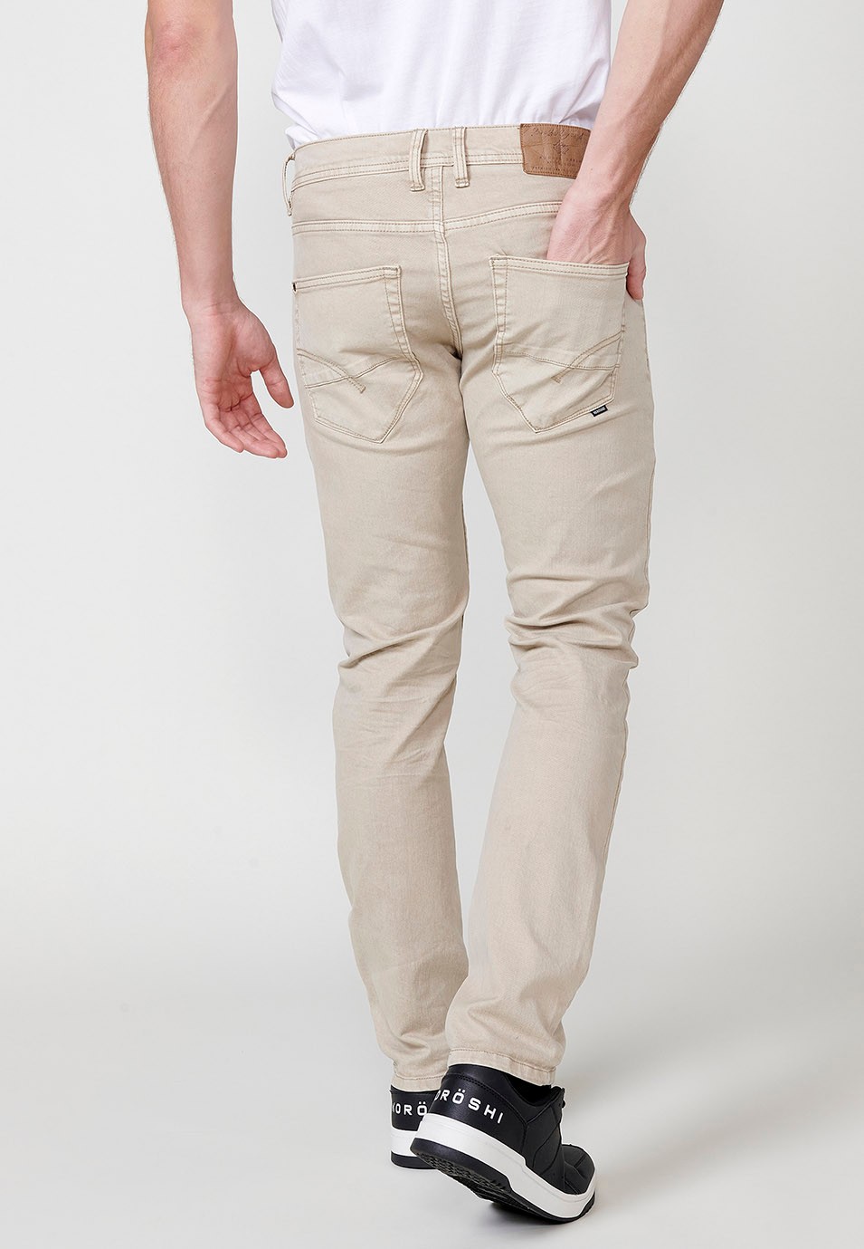 Pantalon long droit coupe classique avec cinq poches et une poche de couleur Stone pour Homme