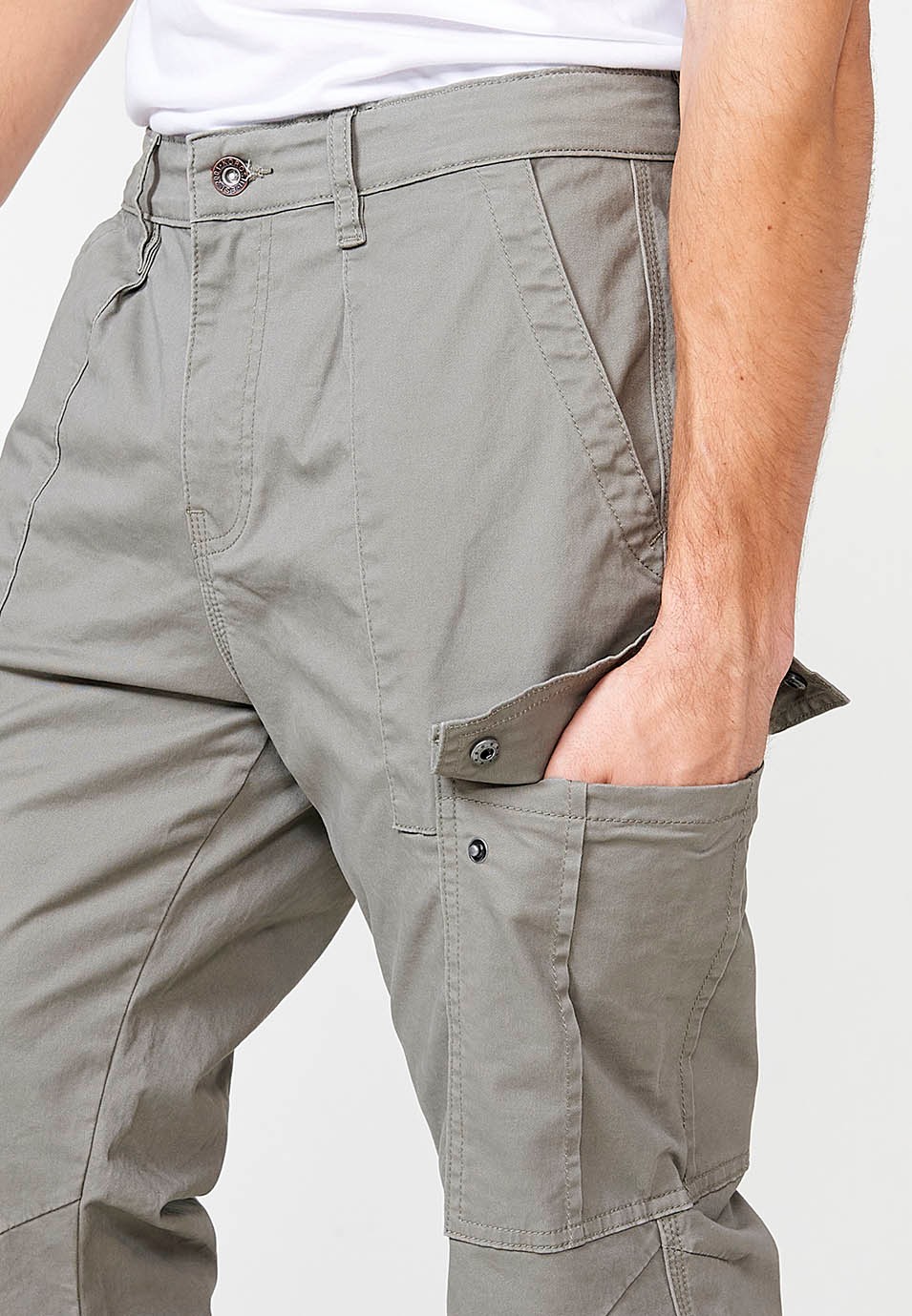 Pantalón largo cargo con Bolsillos laterales con solapas y Cierre delantero con cremallera y botón color Verde para Hombre