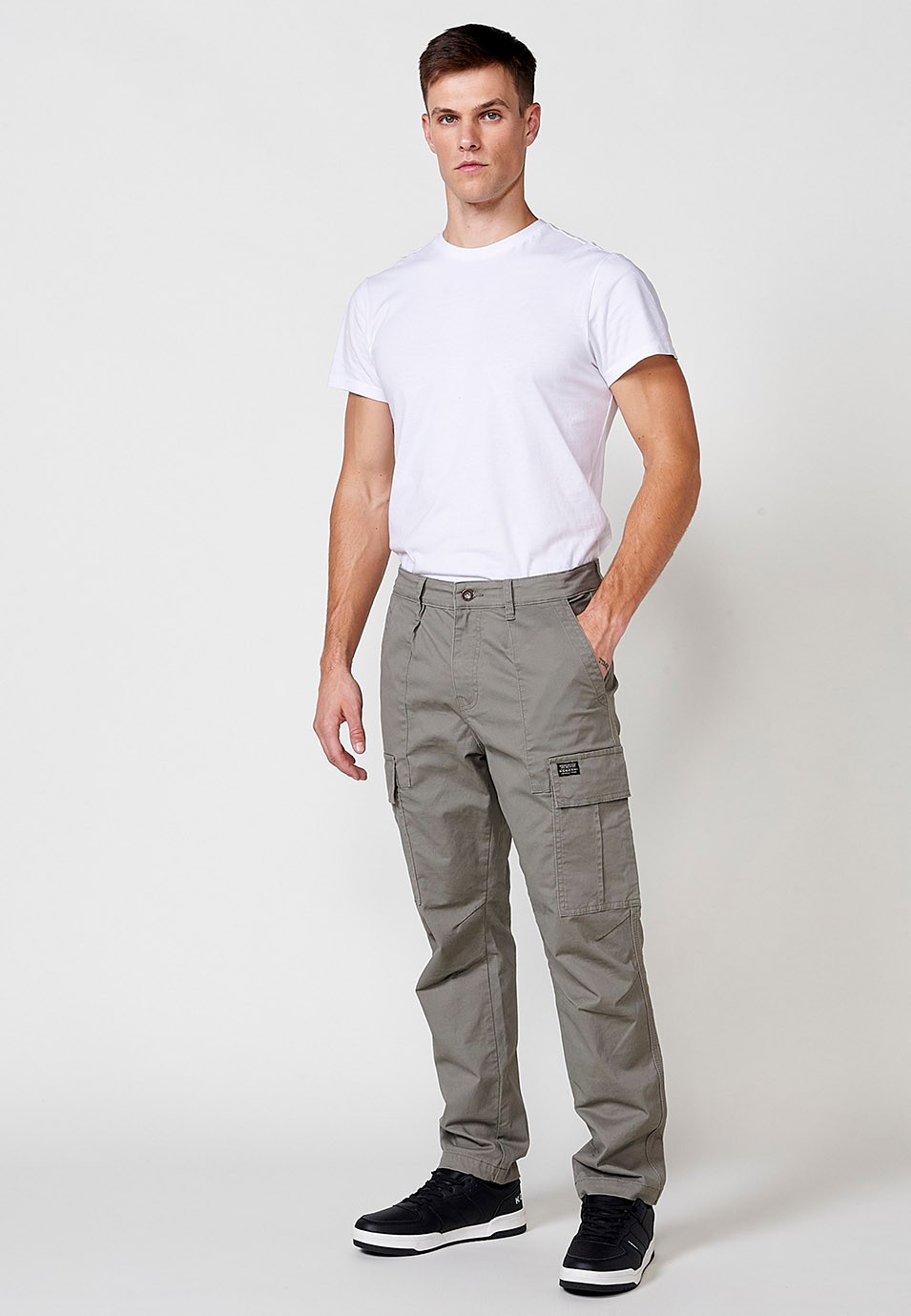 Pantalón largo cargo con Bolsillos laterales con solapas y Cierre delantero con cremallera y botón color Verde para Hombre