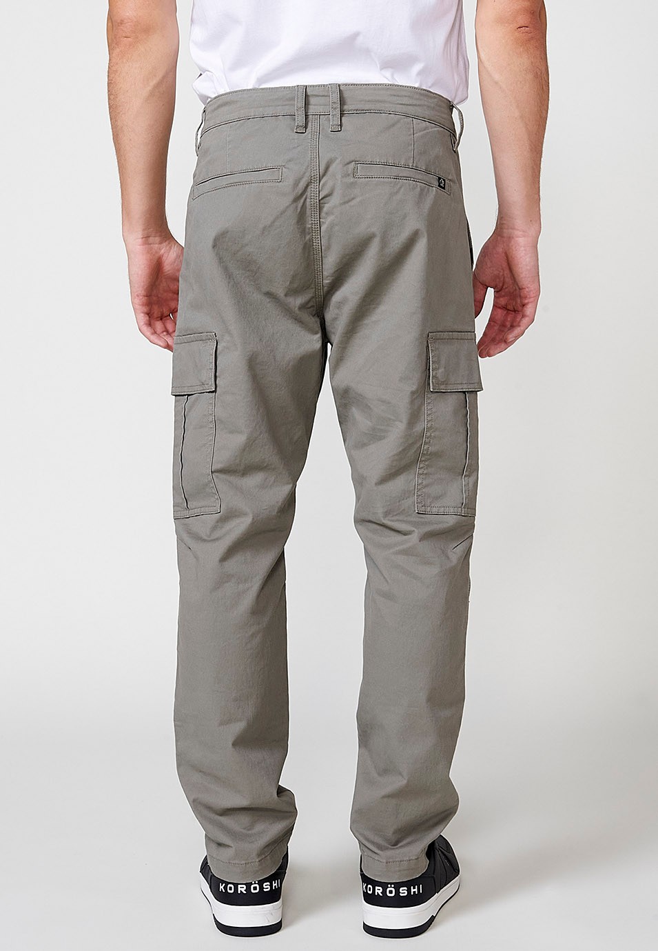 Pantalón largo cargo con Bolsillos laterales con solapas y Cierre delantero con cremallera y botón color Verde para Hombre