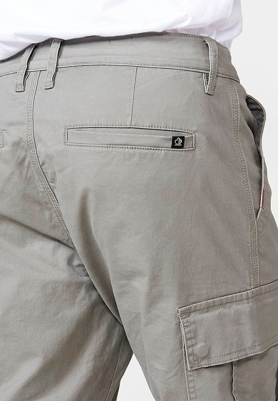 Pantalón largo cargo con Bolsillos laterales con solapas y Cierre delantero con cremallera y botón color Verde para Hombre