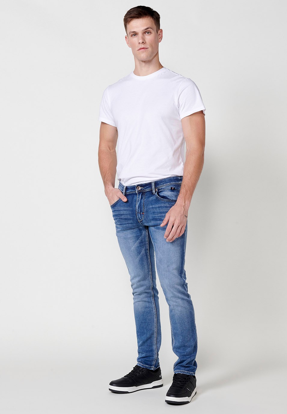 Pantalon long coupe slim avec cinq poches et une poche ticket bleue pour Homme