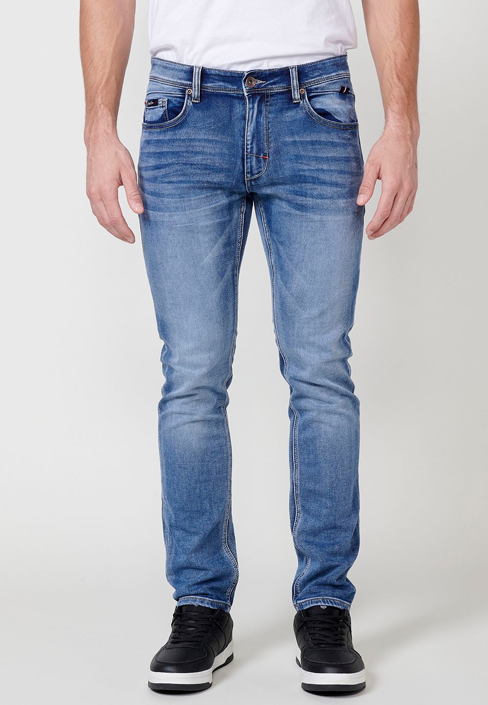 Pantalon long coupe slim avec cinq poches et une poche ticket bleue pour Homme