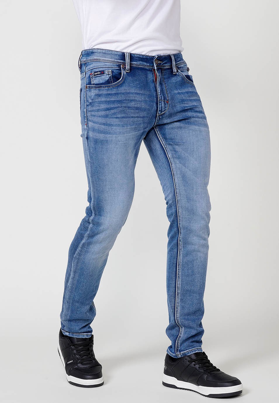 Pantalon long coupe slim avec cinq poches et une poche ticket bleue pour Homme