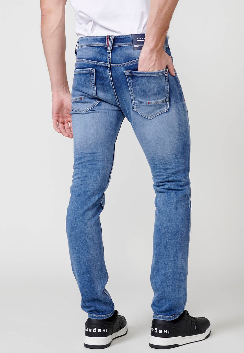 Pantalon long coupe slim avec cinq poches et une poche ticket bleue pour Homme