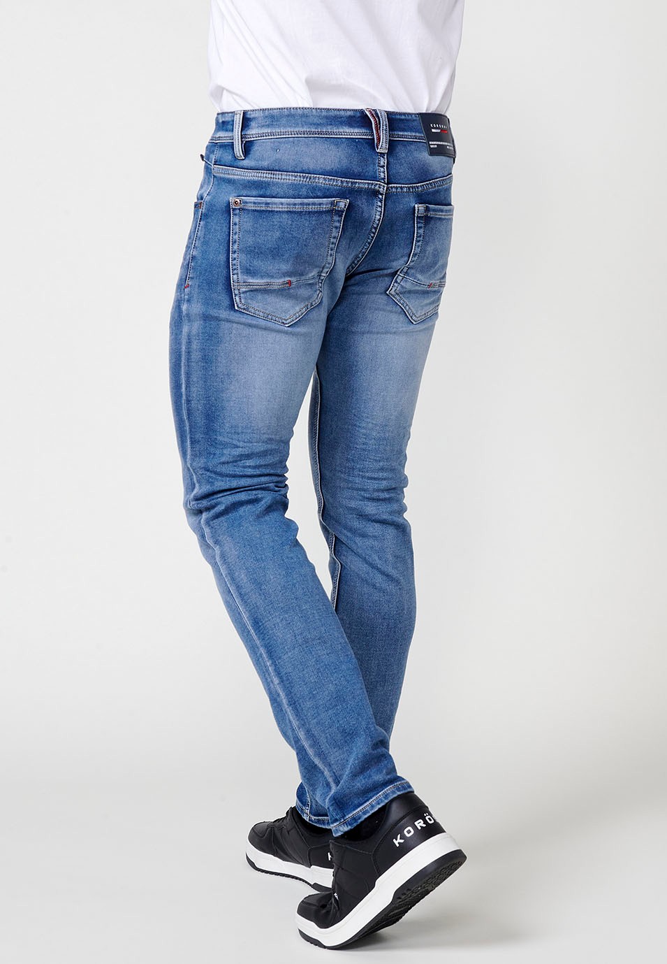 Pantalon long coupe slim avec cinq poches et une poche ticket bleue pour Homme